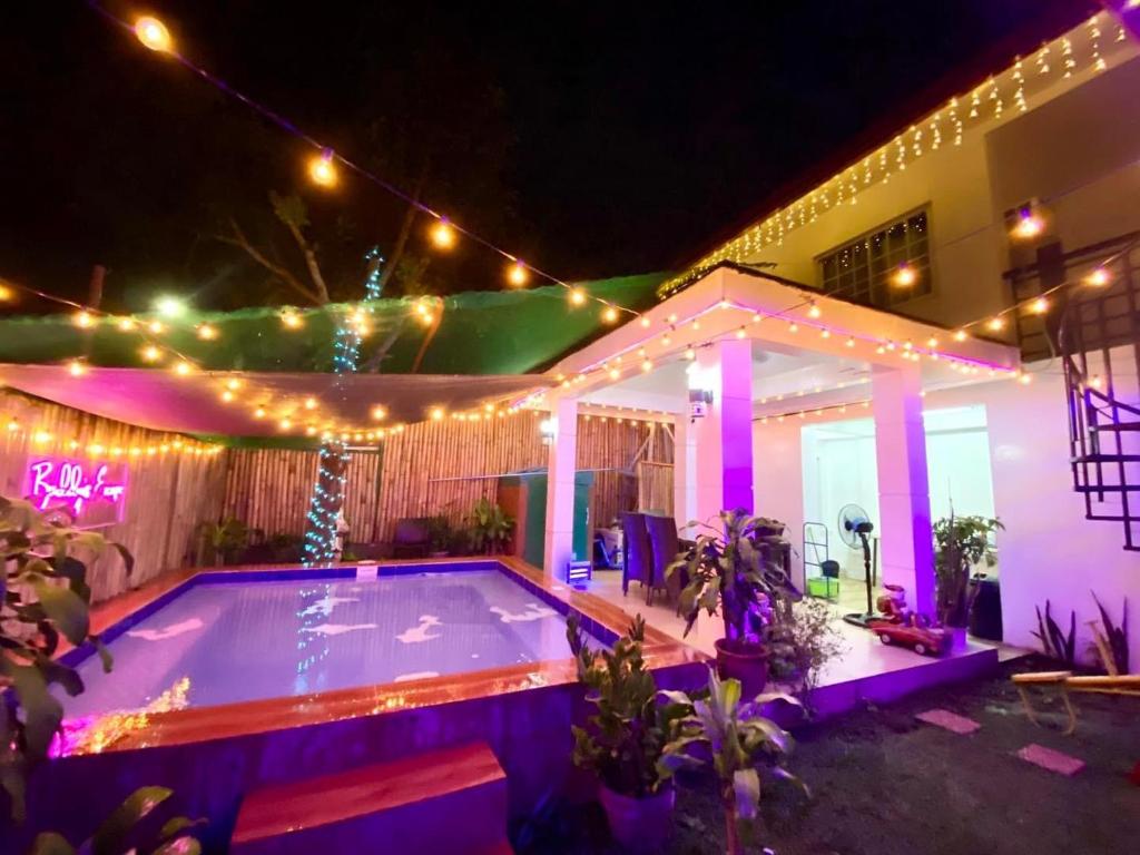 una casa con piscina por la noche en Buddy's Escape - Tagaytay, en Upli