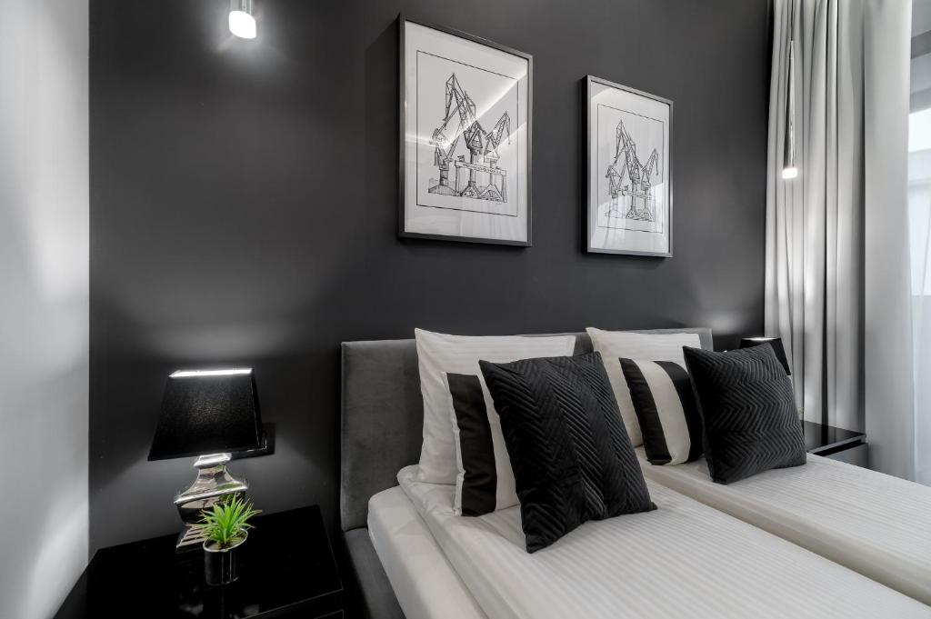 Posteľ alebo postele v izbe v ubytovaní MARGI Tokyo LUX STUDIO BALCONY POOL SAUNA