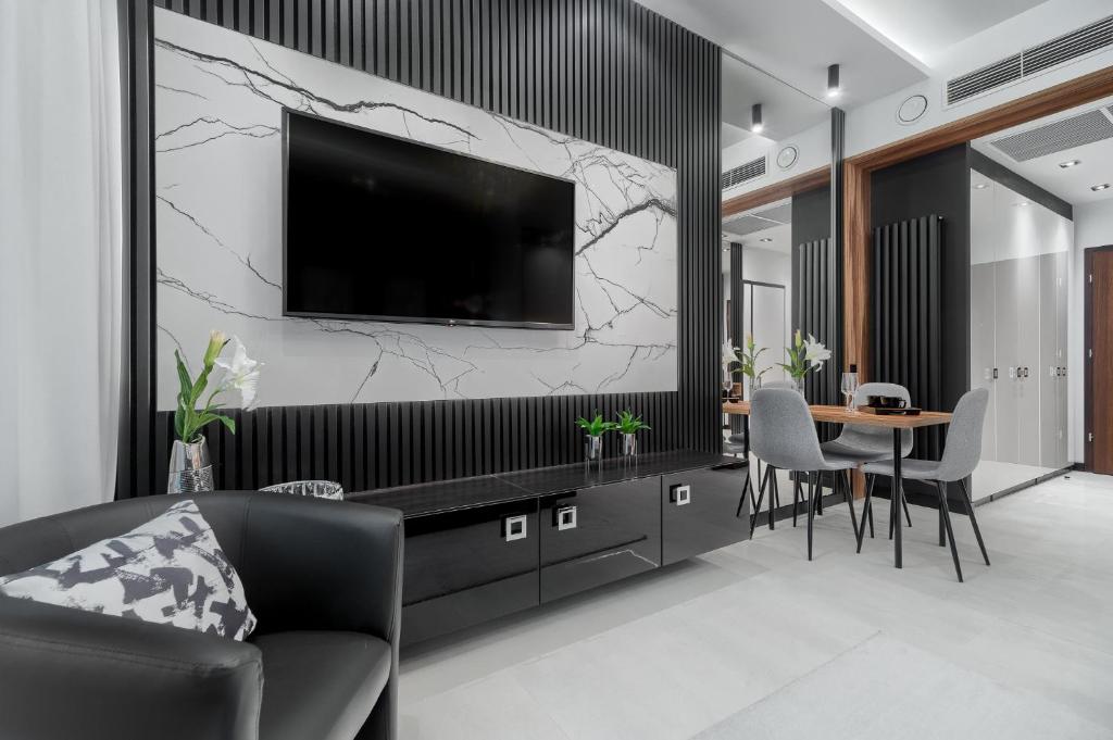 Televízia a/alebo spoločenská miestnosť v ubytovaní MARGI Tokyo LUX STUDIO BALCONY POOL SAUNA
