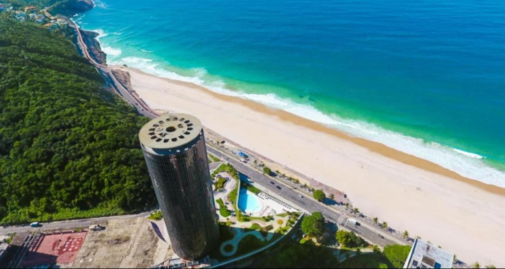 una vista aérea de una torre junto a la playa en Hotel Nacional Rio de Janeiro, en Río de Janeiro