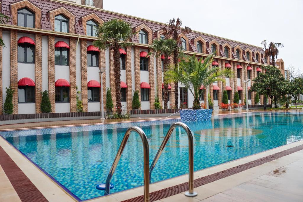 uma grande piscina em frente a um edifício em Mandarinnart HOTEL em Astara