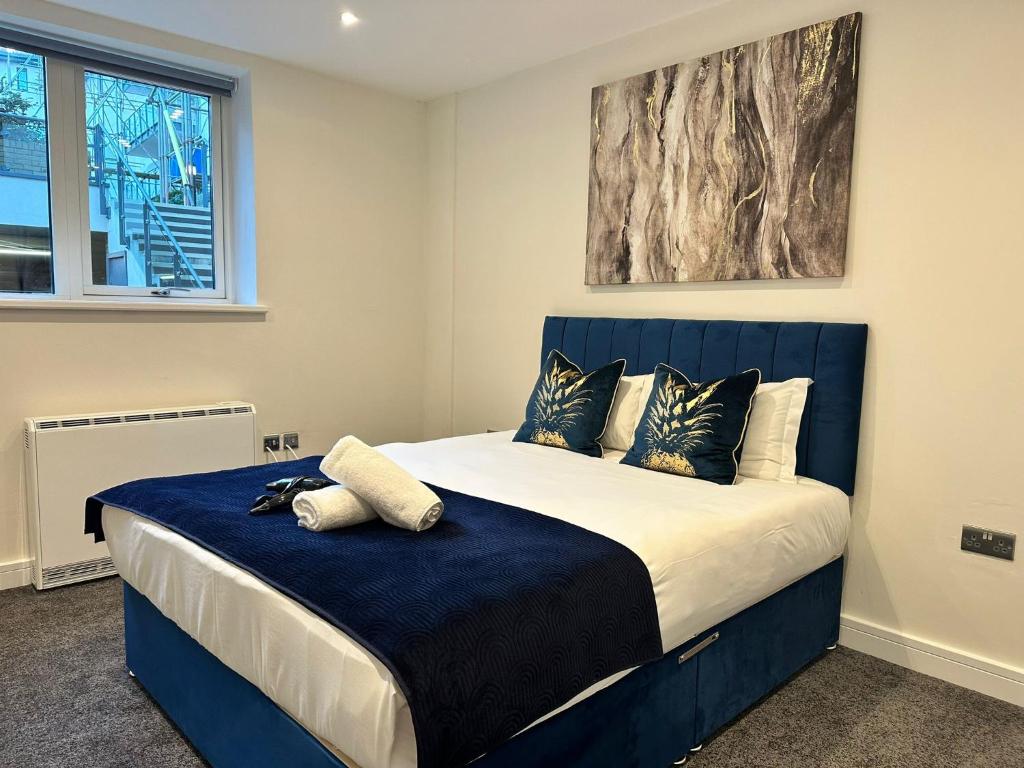 1 dormitorio con 1 cama grande y cabecero azul en Kingsize Bed Luxury Hideaway Retreat by the Sea, en Brighton & Hove