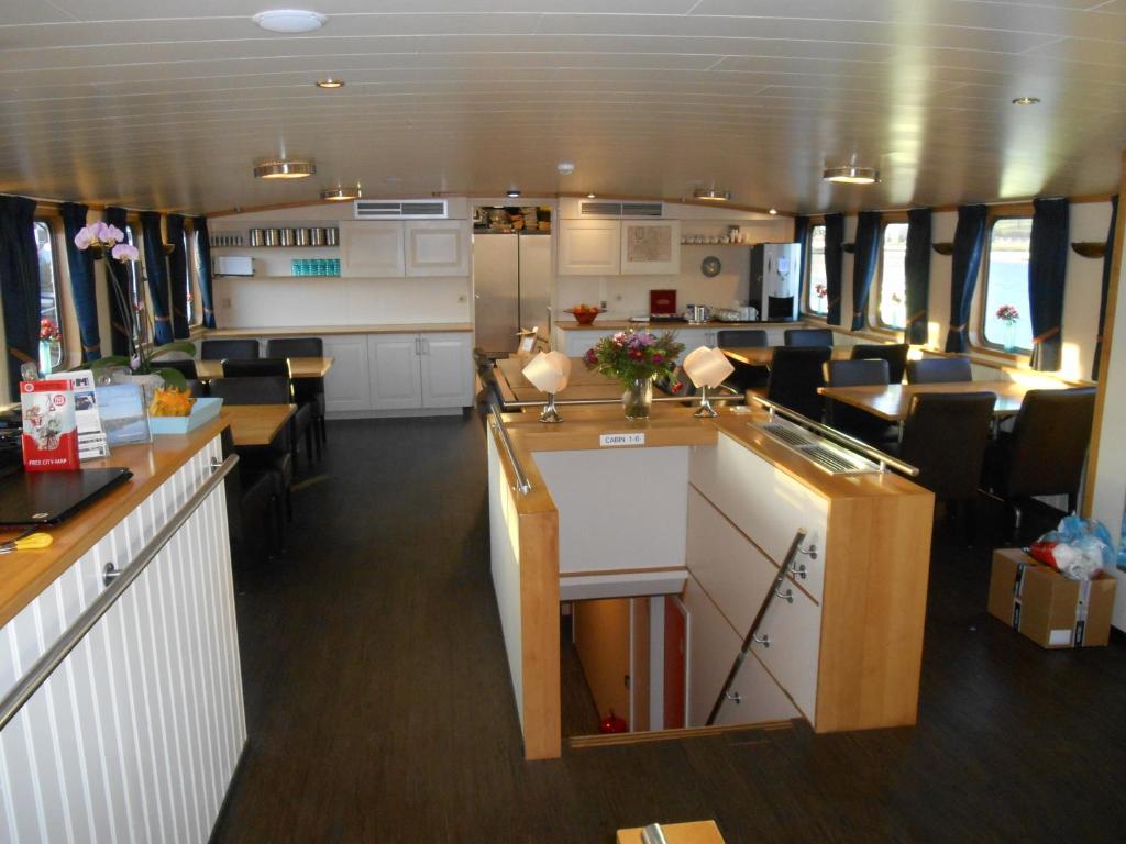 Kuchyň nebo kuchyňský kout v ubytování Hotelboat Iris