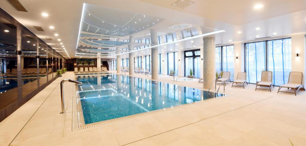 Bazén v ubytovaní Nadmorskie Tarasy Apartament 215 A Eltom Tour alebo v jeho blízkosti