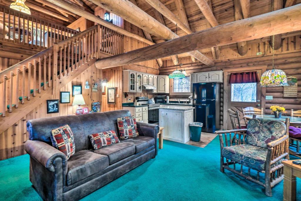 Il comprend un salon avec un canapé et une cuisine. dans l'établissement Gatlinburg Log Cabin with Hot Tub and Mtn Views!, à Gatlinburg