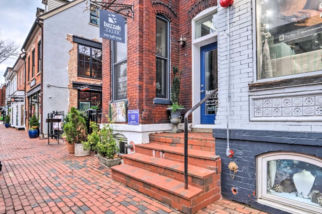 - un bâtiment en briques avec des escaliers dans une rue dans l'établissement Modern Townhome in Historic Dtwn Alexandria!, à Alexandria