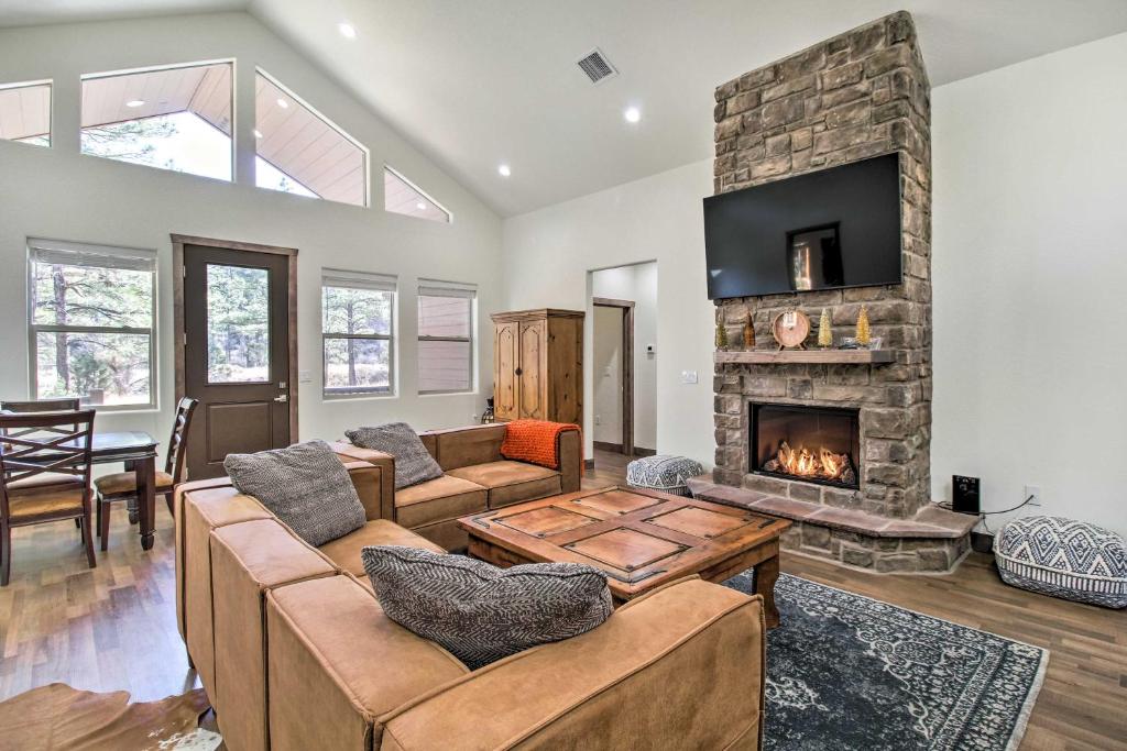 un salon avec un canapé et une cheminée dans l'établissement Pet-Friendly Show Low Cabin Near Hiking!, à Show Low