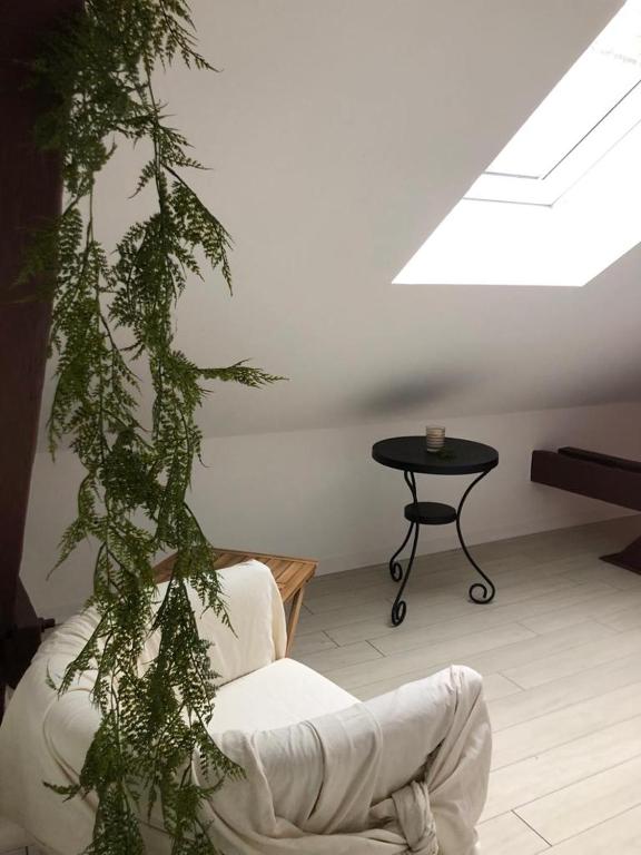 ein Wohnzimmer mit einer weißen Couch und einem Tisch in der Unterkunft Alsacian Home - Old Town Cosy Apartments in Colmar