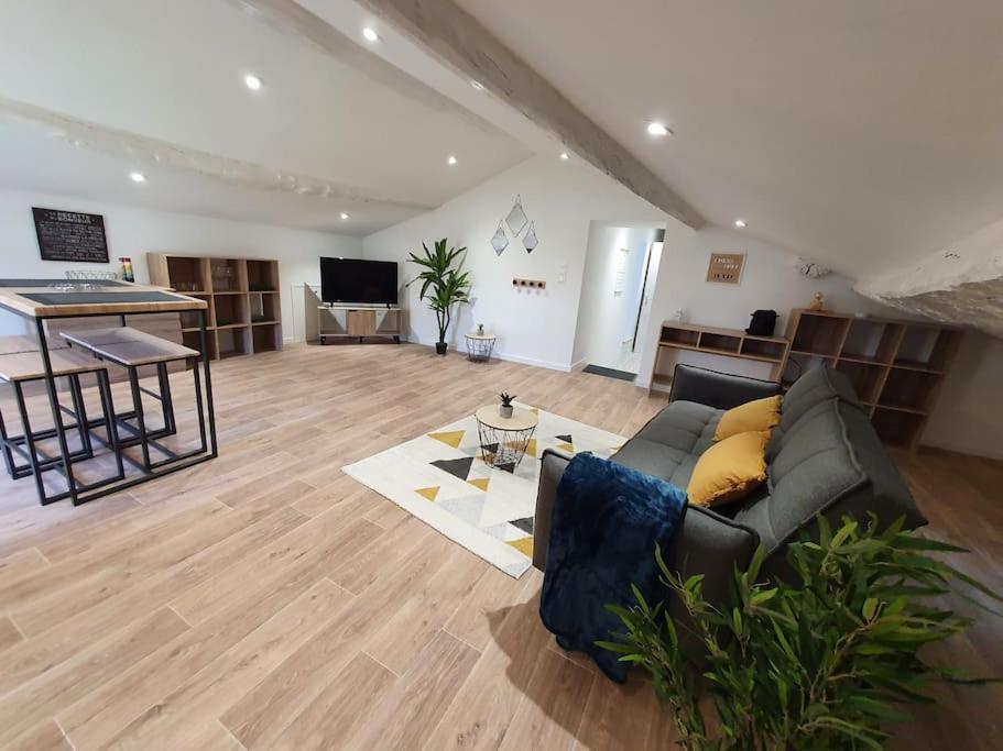 A seating area at FOREZ - Appartement atypique et authentique