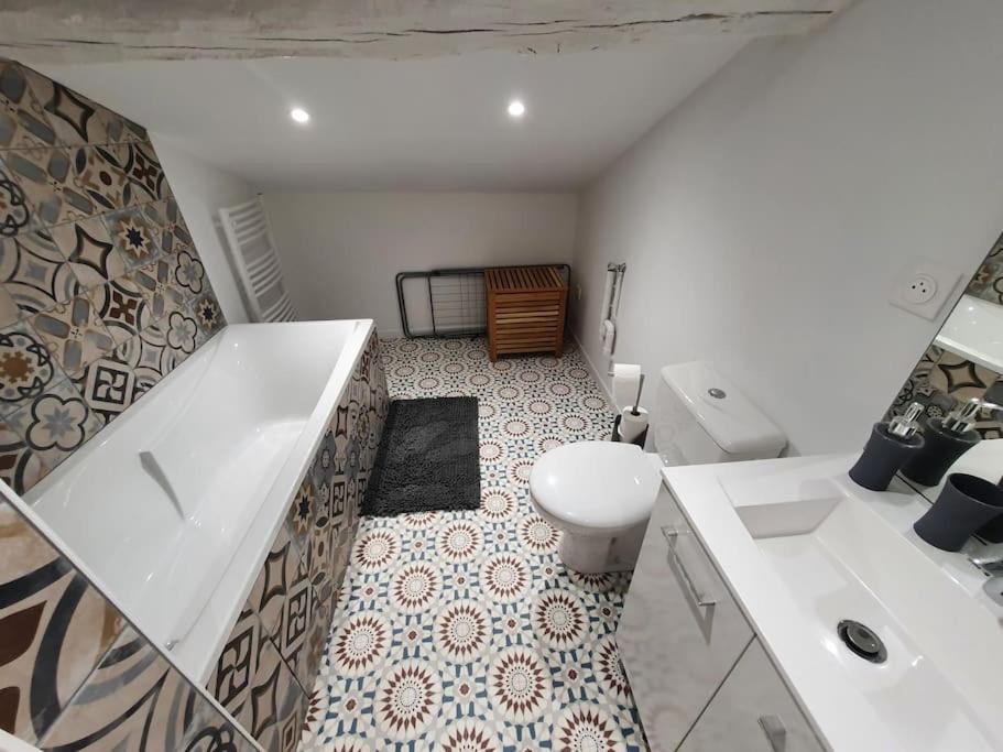A bathroom at FOREZ - Appartement atypique et authentique