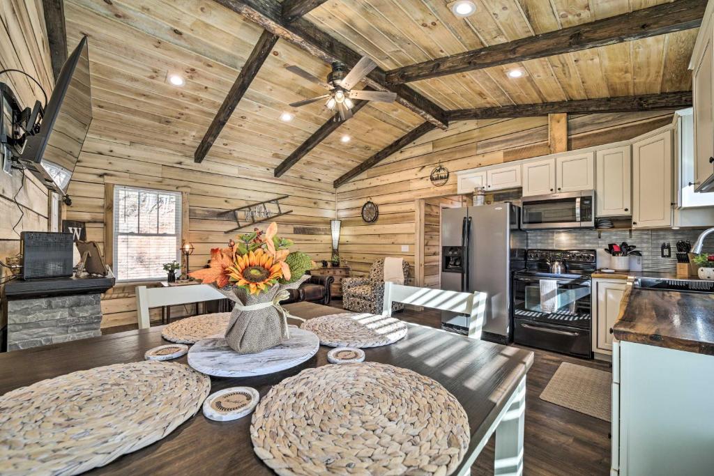 Modern Cabin with Fire Pit Less Than 3 Mi to Trails!, Pisgah Forest