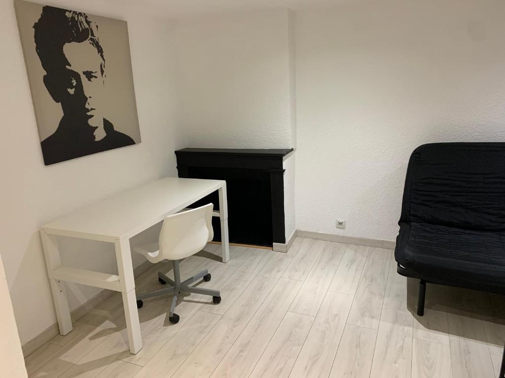 Telewizja i/lub zestaw kina domowego w obiekcie Appartement 1er Etage 42m2 hyper centre ville / parking gratuit