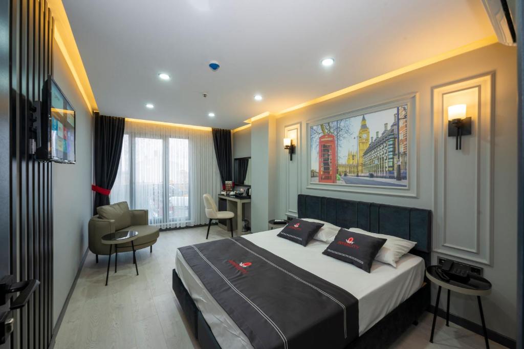 Cette chambre comprend un lit et un bureau. dans l'établissement Intercity Hotel Istanbul Airport, à Arnavutköy