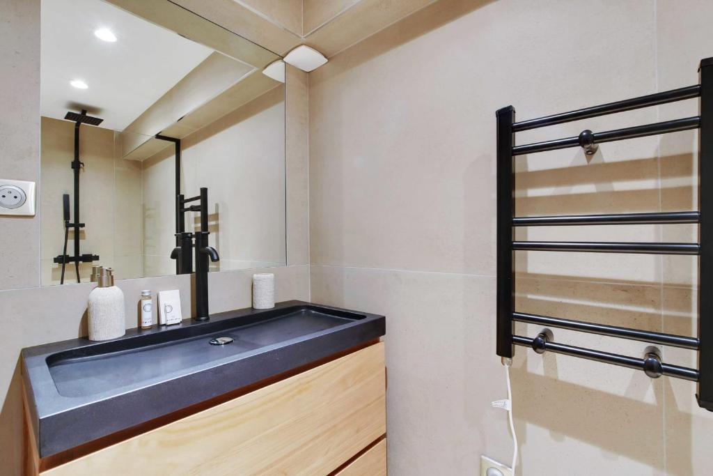 Zdjęcie z galerii obiektu Amazing Apartment 2BR6P - Sacré Coeur Montmartre w Paryżu