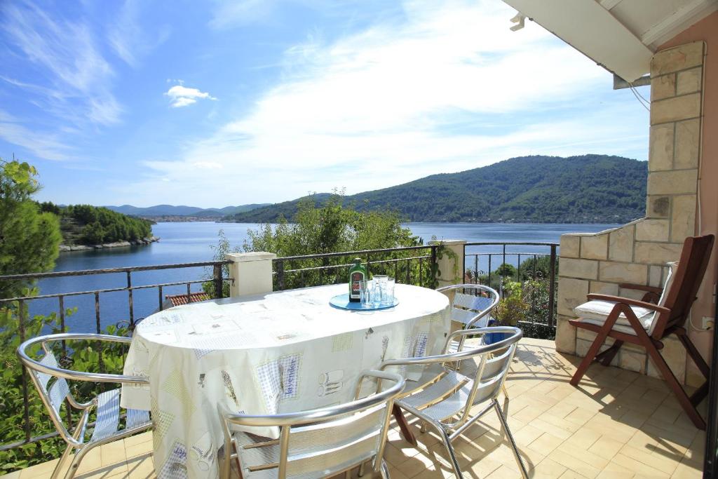 - Balcón con mesa y sillas y vistas al río en Villa Hope 1, en Vela Luka