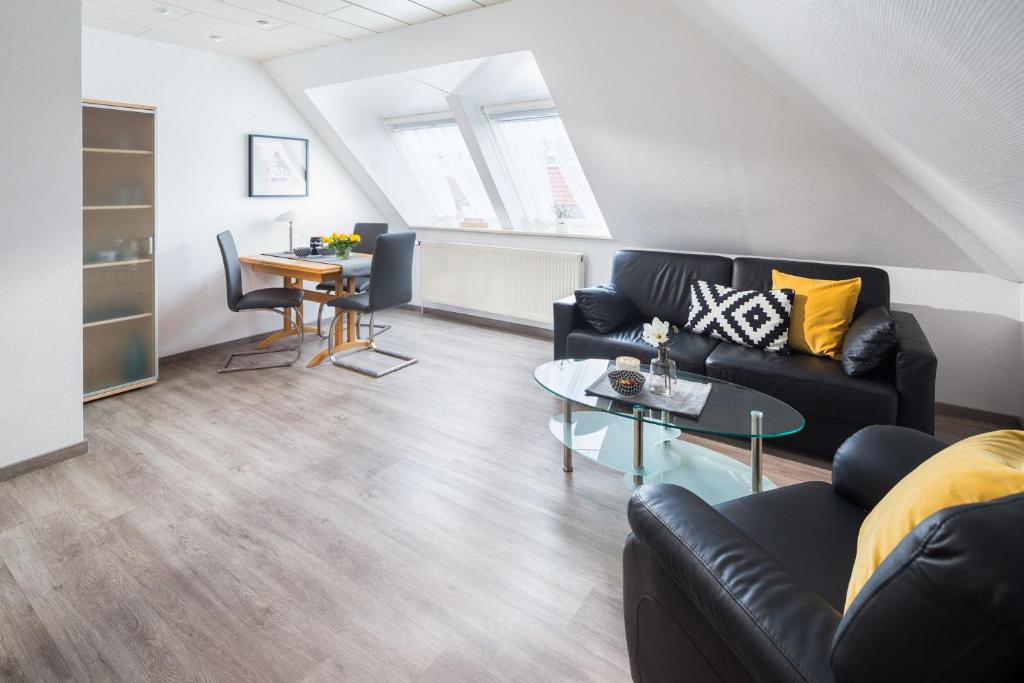 un soggiorno con divano e tavolo di Mayglück App 3 a Norderney
