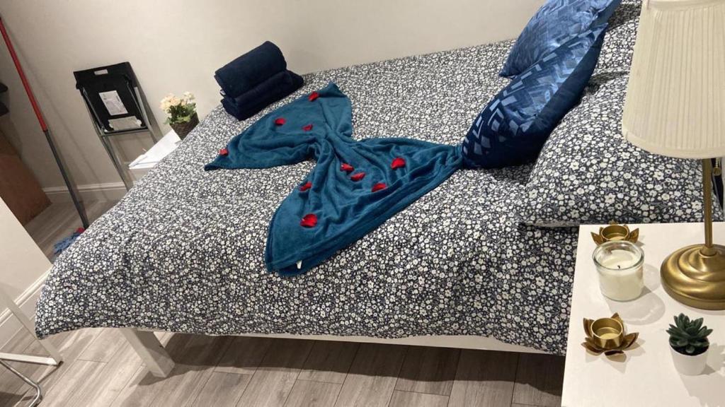 una chaqueta azul sobre una cama en Lovely Studio Apartment in London, en Londres