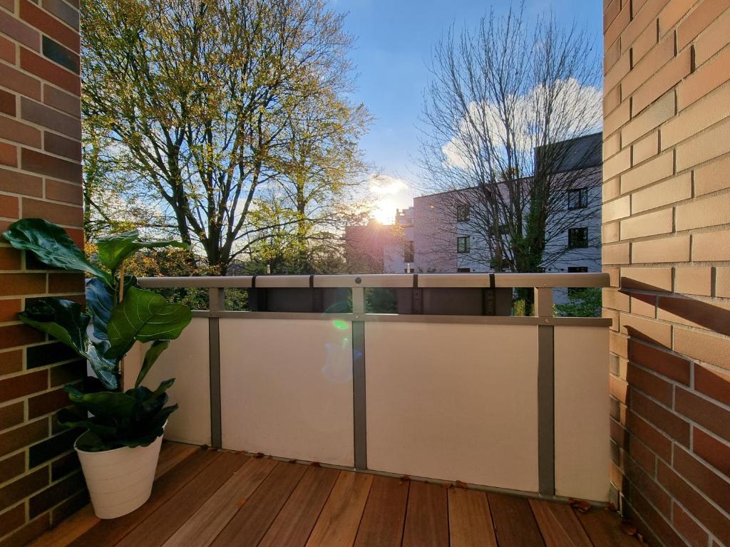 un balcone con vista su una recinzione e sulle piante di 200m zum Bahnhof nach Hamburg, 180cm x 200cm Doppelbett a Ahrensburg