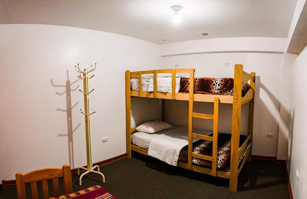 1 dormitorio con 2 literas en una habitación en Alpino Guest House en Huaraz