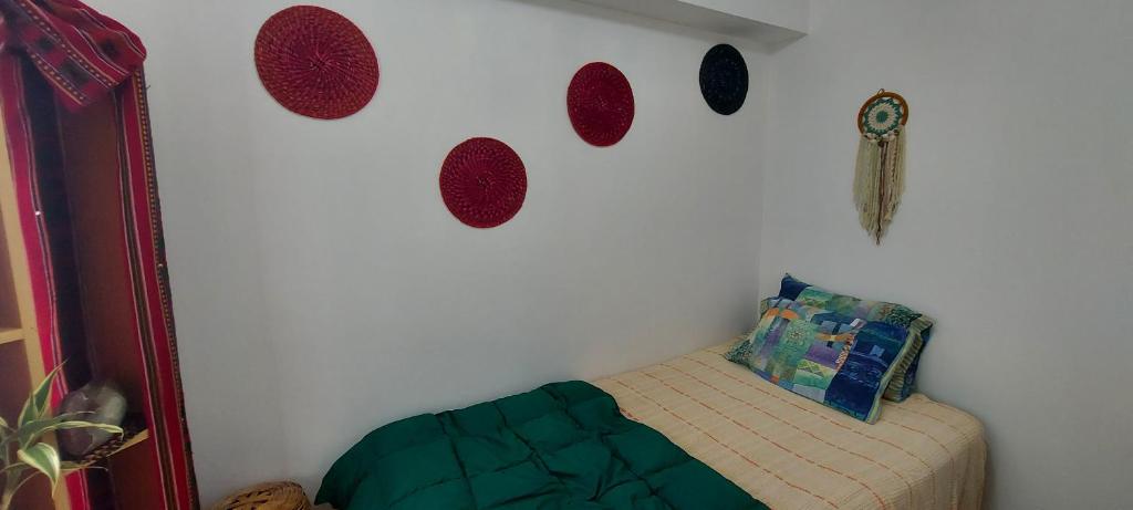 1 dormitorio con 1 cama con puntos rojos en la pared en Private Cozy room with batroom in Miraflores en Lima