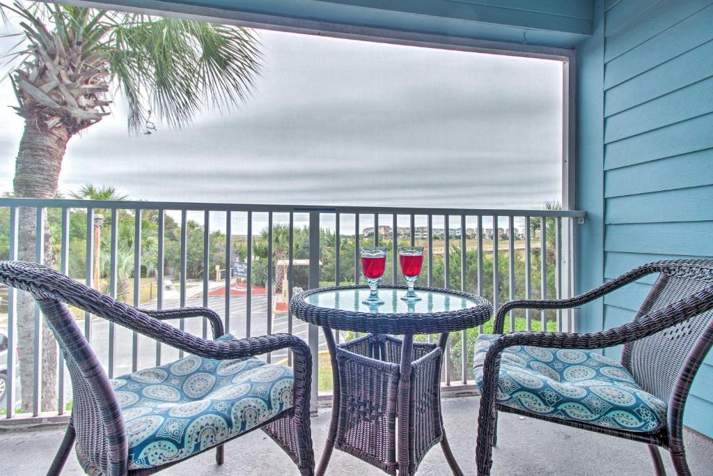 dwa kieliszki wina siedzące na stole na balkonie w obiekcie Resort Amenities and Beach Access Hilton Head Condo w mieście Hilton Head Island