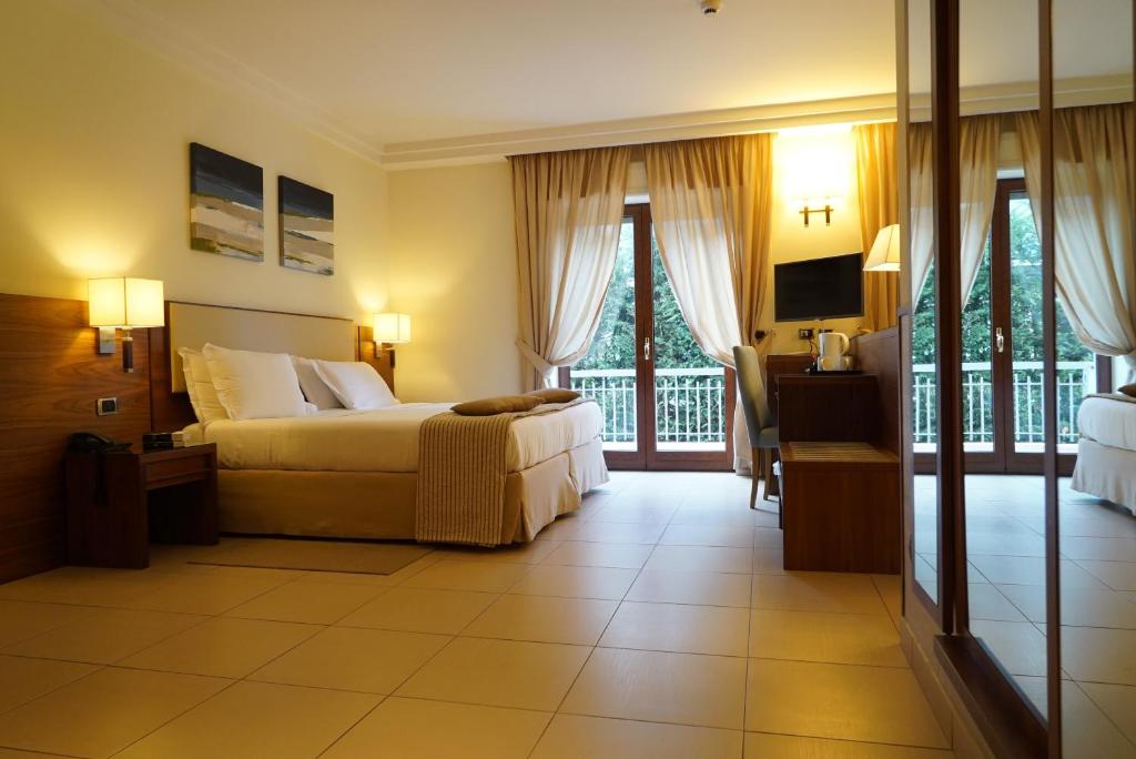 TV a/nebo společenská místnost v ubytování Suites & Residence Hotel