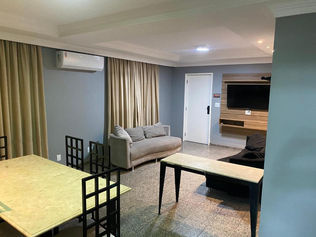 sala de estar con sofá y mesa en Apartamento perfeito e na melhor localização de Goiânia insta thiagojacomo, en Goiânia