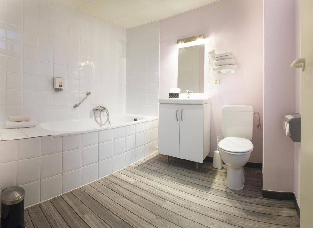 Koupelna v ubytování Alpha Hotel