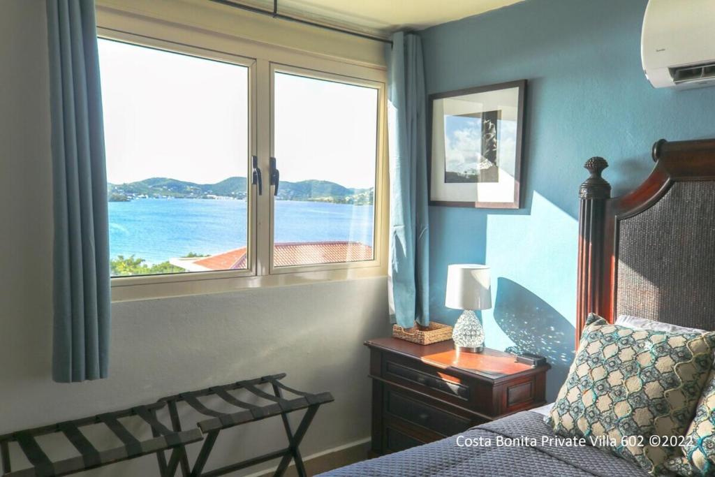 庫萊布拉島的住宿－Costa Bonita Private Villa 602，一间卧室配有一张床,享有水景