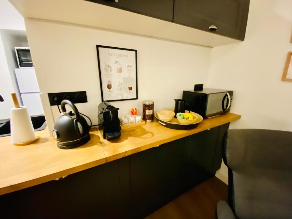 Príslušenstvo na prípravu kávy alebo čaju v ubytovaní 50m2 flat in heart of Orleans - Canal Foot & Bein