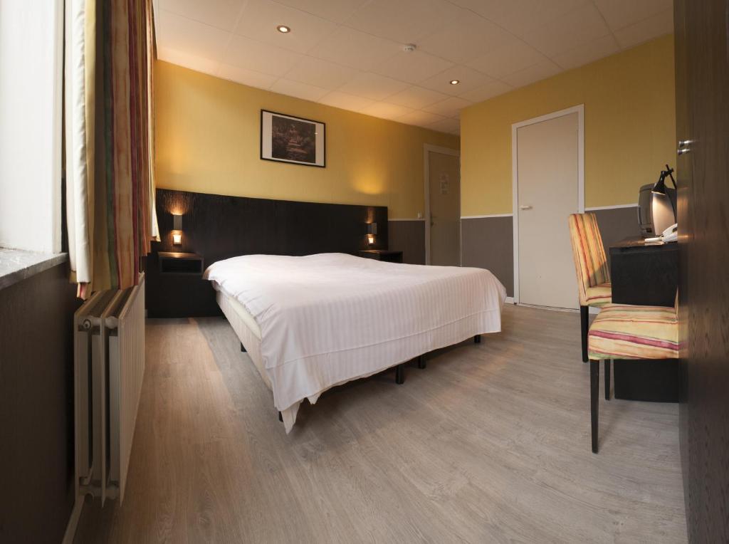 Postel nebo postele na pokoji v ubytování Alpha Hotel