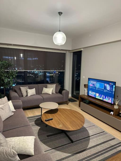 Mükemmel manzaralı balkonlu 2 yatak odalı ve 2 banyolu ultra lüks daire