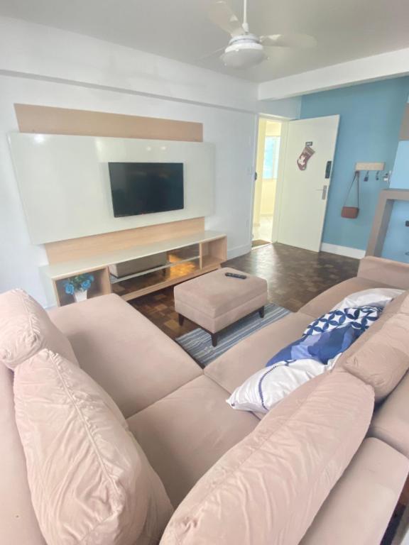 Uma televisão e/ou sistema de entretenimento em Prédio frente mar 3 quartos Balneário camboriú BrisaMarBC3