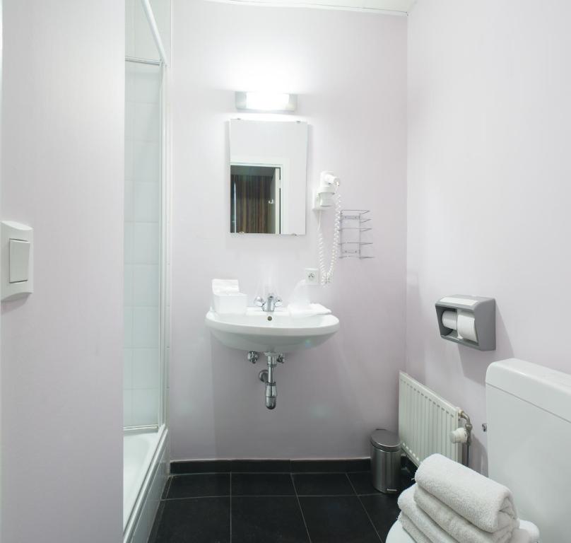 Koupelna v ubytování Alpha Hotel