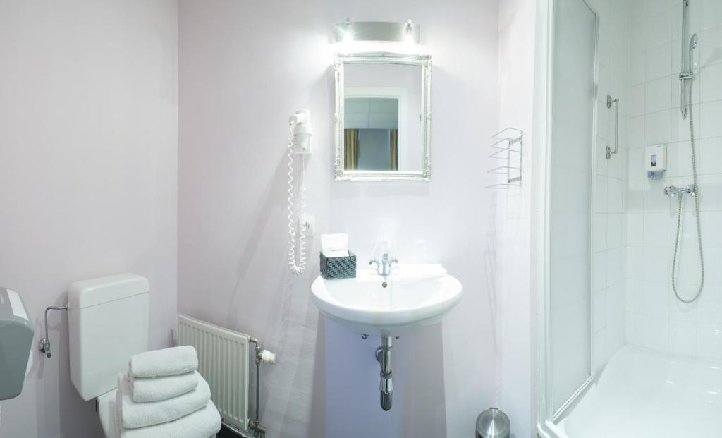 Koupelna v ubytování Alpha Hotel