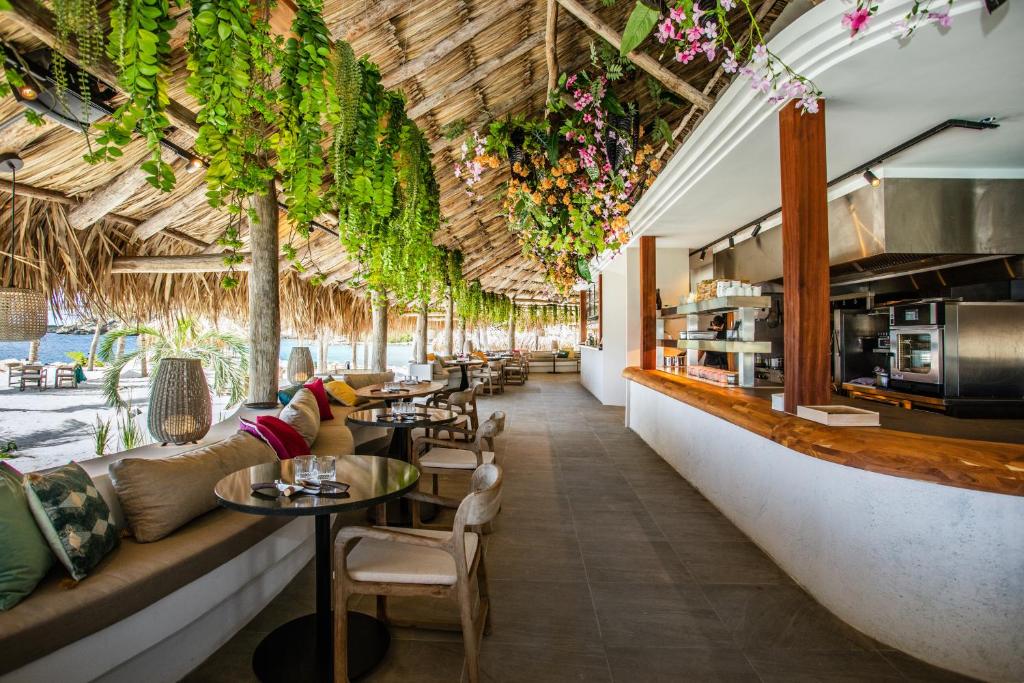 Restaurace v ubytování Vrijstaande BB BEACH Villa Azure
