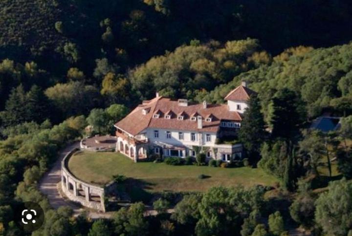 una vista aérea de una gran casa en una colina en La Loma en La Cumbre