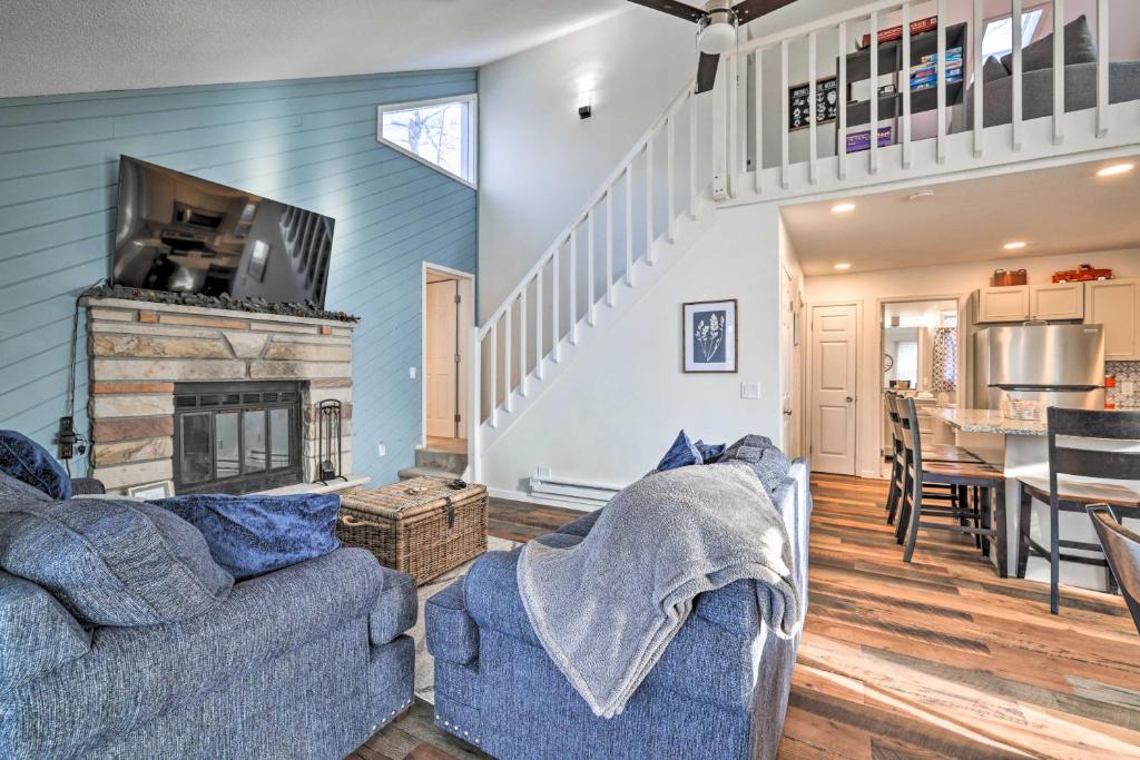 O zonă de relaxare la Hot Tub, Fire Pit and Game Room Tobyhanna Home!