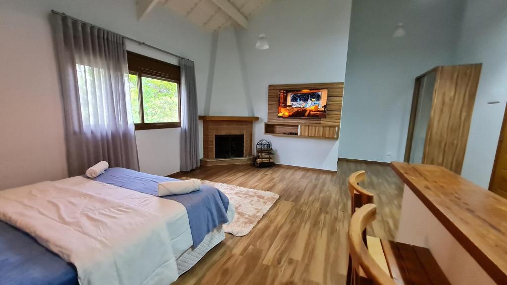 a bedroom with a bed and a television in it at Boulevard Montreal in Monte Verde