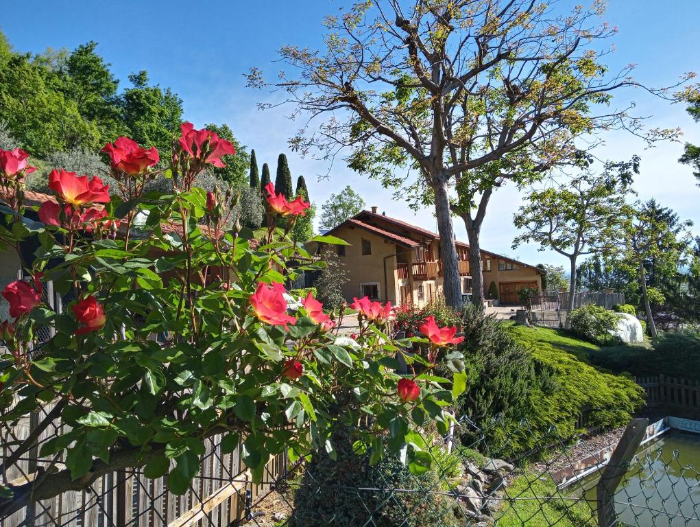 een hek met bloemen voor een huis bij L'Albore in Costigliole Saluzzo