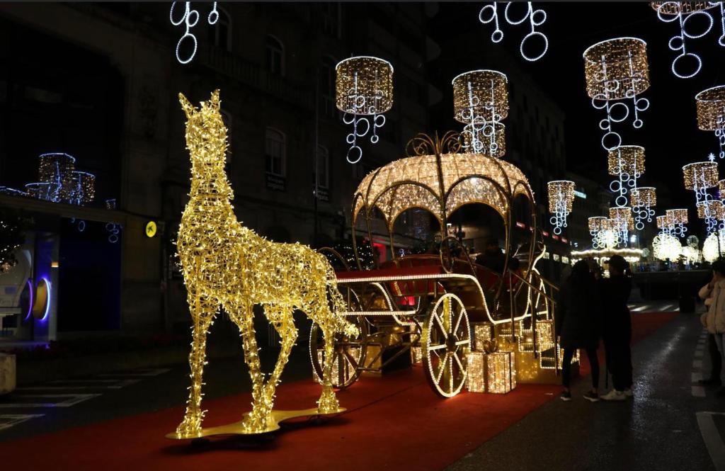 a christmas light display of a horse drawn carriage at Acogedor apartamento ático en el centro de O Porriño in Porriño