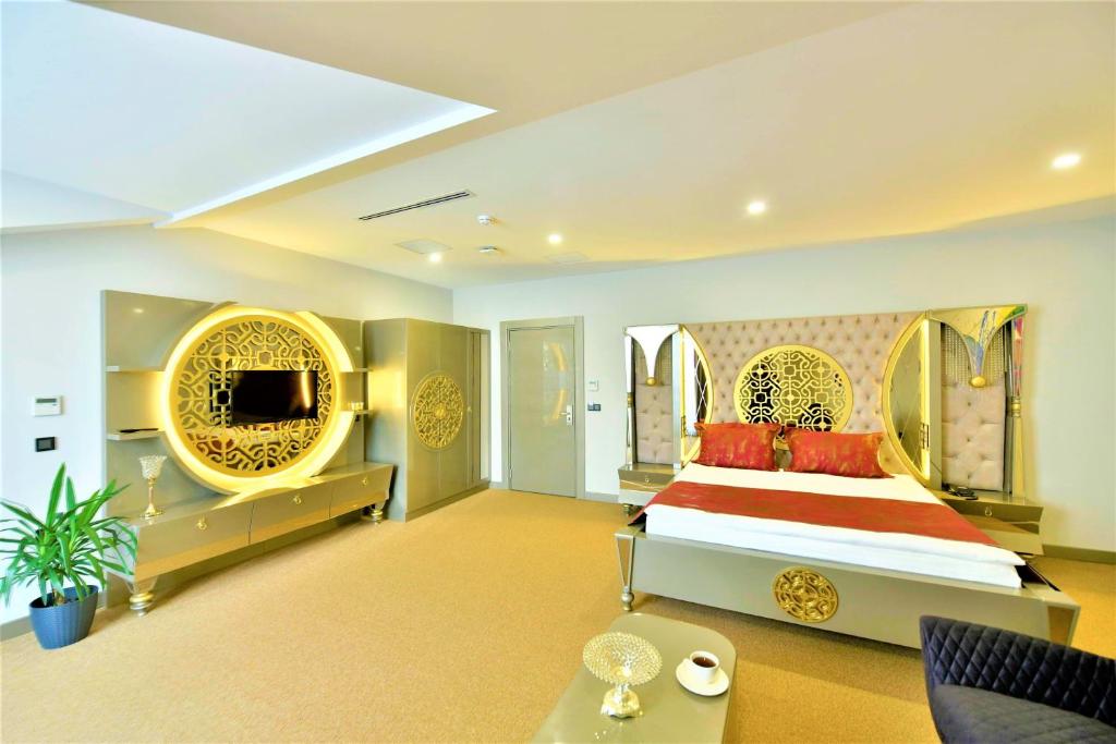 1 dormitorio con 1 cama y TV. en Ghan Hotel, en Estambul