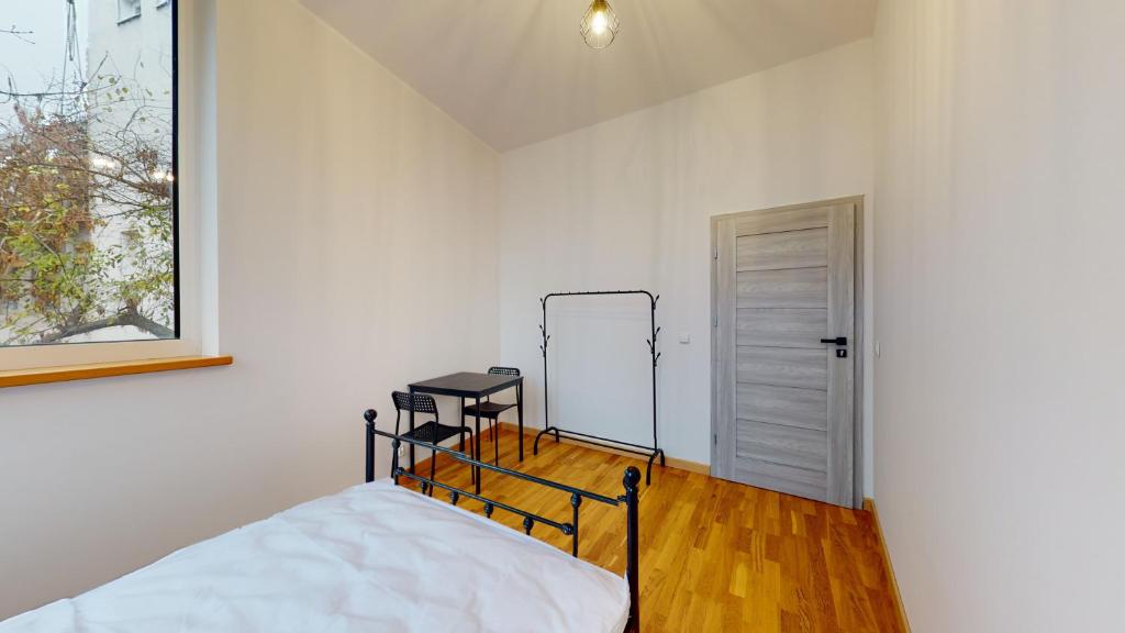 Posteľ alebo postele v izbe v ubytovaní roomspoznan pl - Apartamenty i Pokoje Półwiejska 20 - 24h self check-in