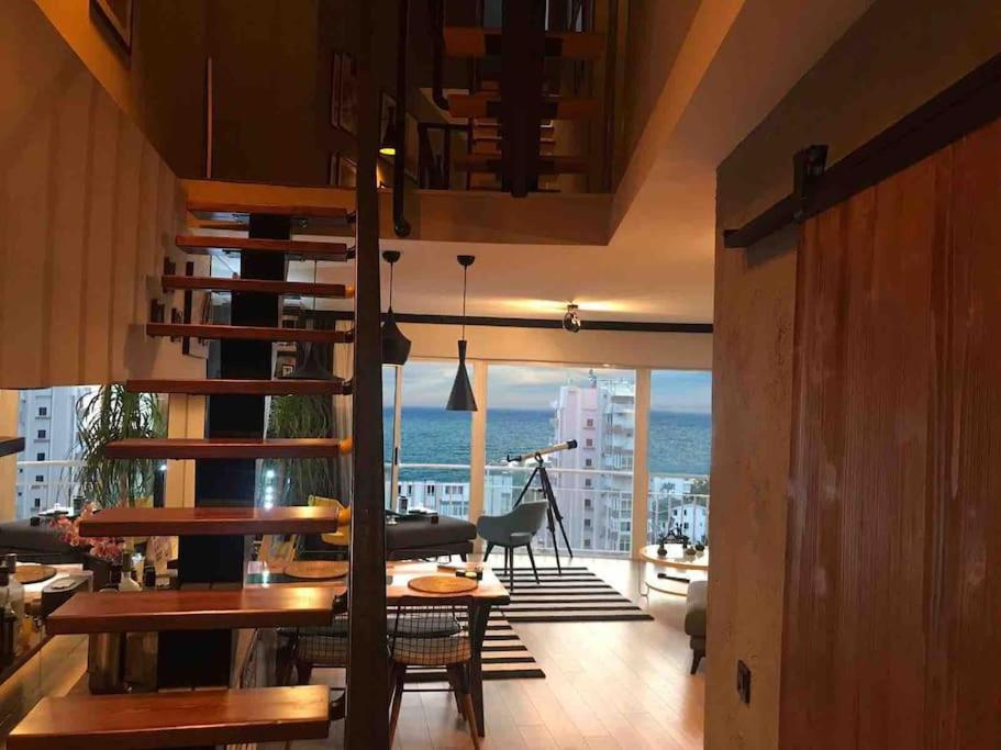 安塔利亞的住宿－Lüks Tripleks 180° Deniz Dağ Manzaralı Merkez de，海景客房的螺旋楼梯