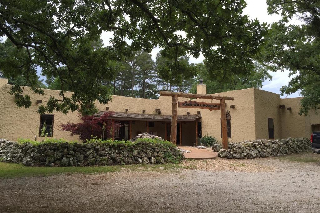 Stone Wall Mountain - Housity