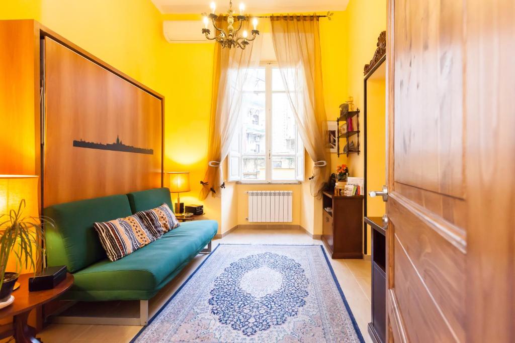 ローマにあるDomus Montiのリビングルーム(緑のソファ、窓付)