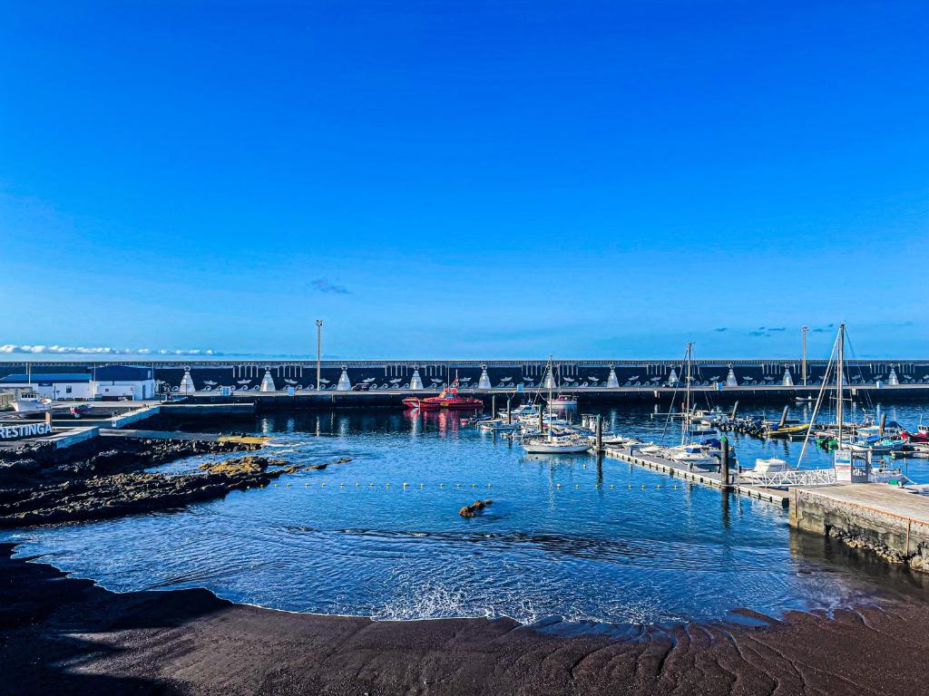 un puerto deportivo con barcos en el agua y un puente en Don Mero Pancho, en La Restinga