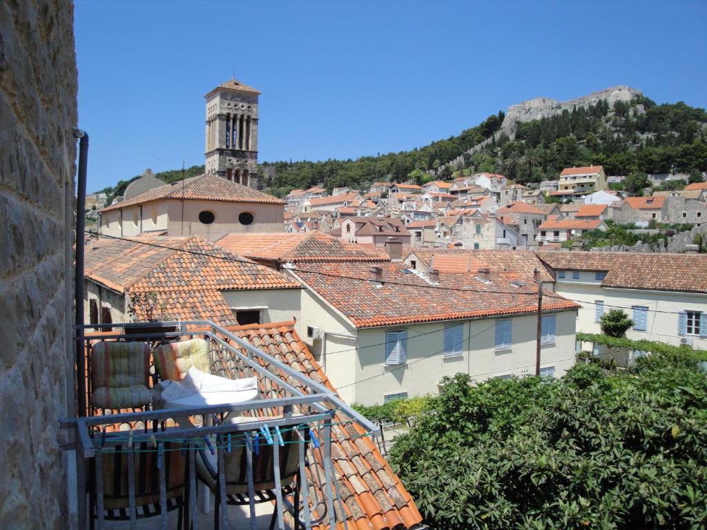 een balkon met uitzicht op de stad bij Apartments Haracic in Hvar