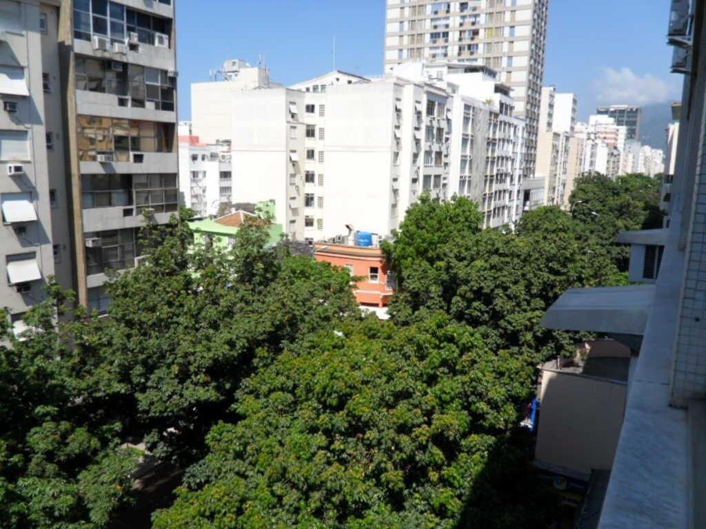 een groep bomen in een stad met hoge gebouwen bij Posto 9, Ipanema 2 quartos com suíte in Rio de Janeiro