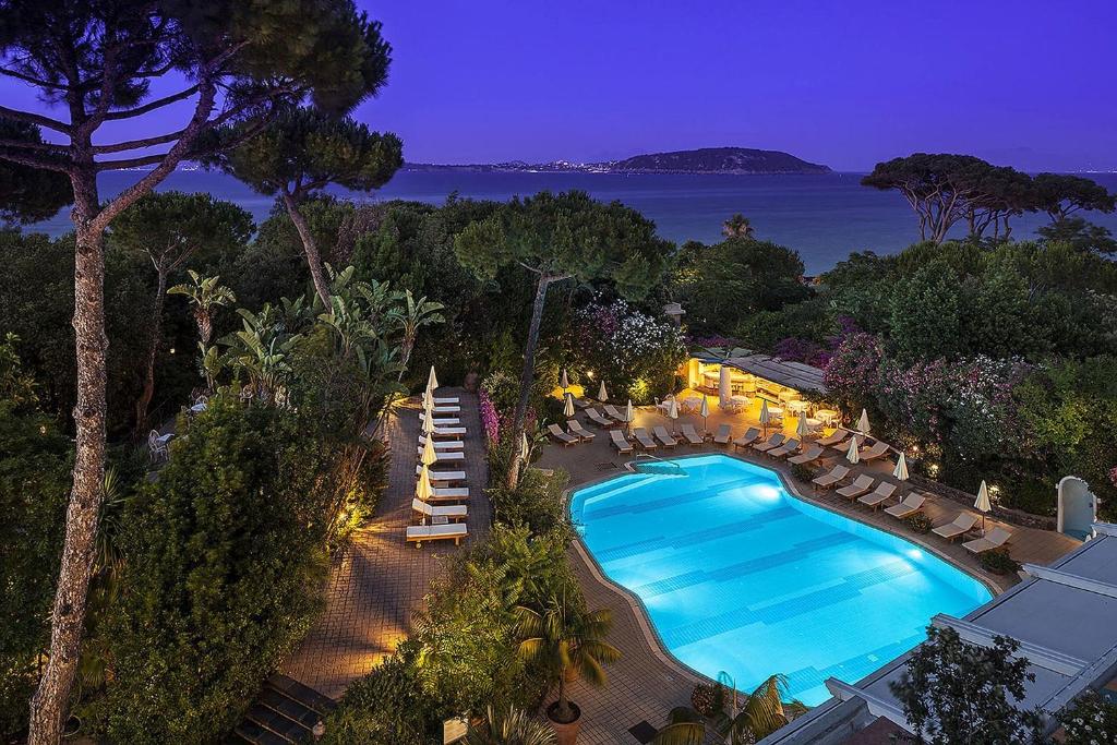 Bazén v ubytování Excelsior Belvedere Hotel & Spa nebo v jeho okolí